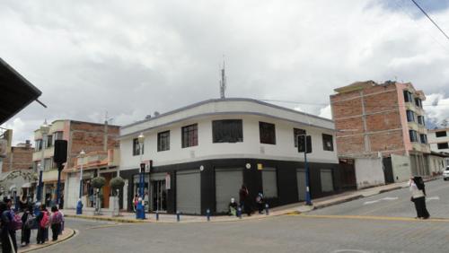 SE VENDE EN OTAVALO CASA ESQUINERA