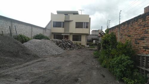 VENDO CASA CON TERRENO EN ATUNTAQUI