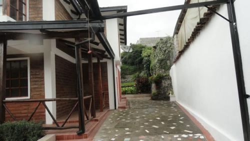 VENDO CASA LUJOSA EN OTAVALO DE 2 PLANTAS, CEMENTO ARMADO Y TERRENO