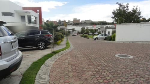 VENDO EN IBARRA CASA DE LUJO EN CONJUNTO HABITACIONAL PRIVADO