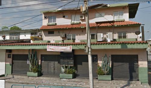 Casa con departamentos y locales colmerciales de alquiler