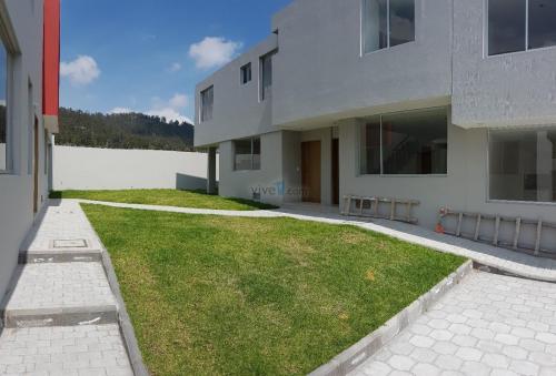 Conjunto Cerrado de 18 casas 