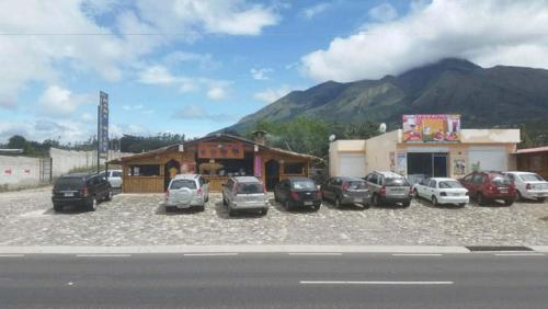 VENDO TERRENO CON LOCALES COMERCIALES EN PANAMERICANA SUR DE ATUNTAQUI