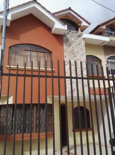 CASA AMPLIA EN ARRIENDO SECTOR NARANCAY