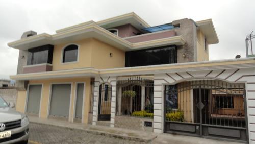 SE VENDE UNA CASA AMPLIA Y GRANDE EN LA CIUDADELA RUMIÑAHUI DE OTAVALO