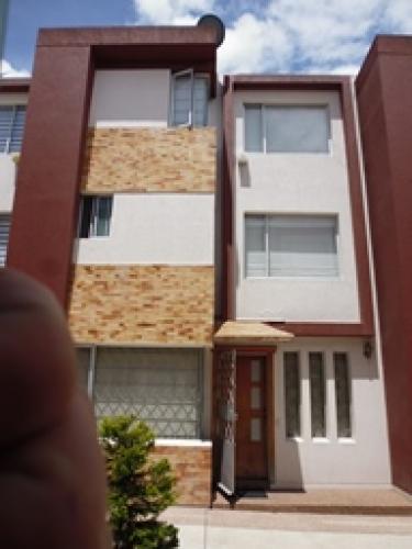 VENTA DE CASA EN PONCEANO ALTO, CONJUNTO LIVORNO.