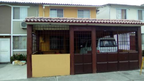 CASA DE 2 PLANTAS GARAJE CERRADO CON PILARES PARA LOZA , PATIO GRANDE PARA AMPLIAR 0991206922