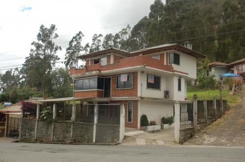 AMPLIA, COMODA Y TURISTICA CASA AL PIE DEL COJITAMBO