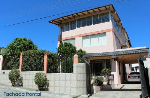 Pusuqui, vendo edificio de 4 apartamentos, sótano, bodegas,sector John F. Kennedy 2353232,0997592747