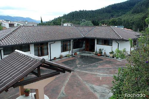 Casa de venta, San Rafael, cerca al Colegio Apch,amplios jardines $210.000 2353232,0997592747,0958838194