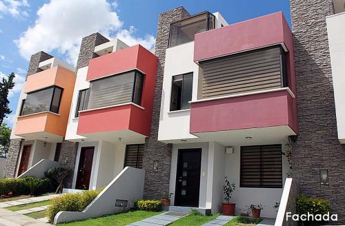 Casa de Venta,Conjunto Villanueva,sector Pusuqui,3 pisos,mejoras, cerca a colegios $125.000 2353232,0997592747