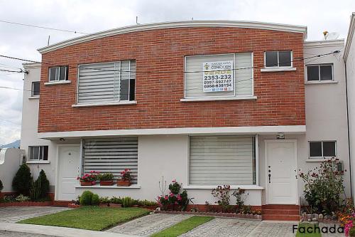Casa de venta, Los Cántaros,sector Pusuqui, 2 parqueaderos,a 5 minutos del Condado 2353232,0997592747,0958838194