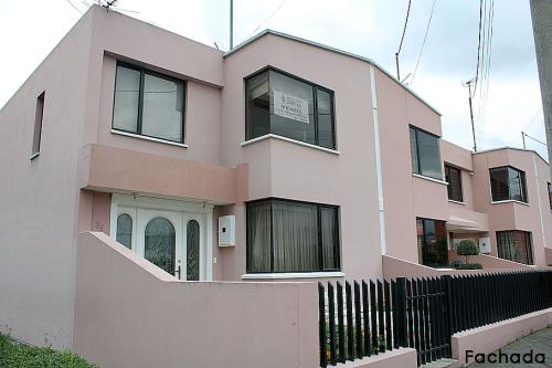 Casa de venta Dos Hemisferios, esquinera, con ampliación y mejoras $105.000 Inf:2353232,0997592747,0958838194