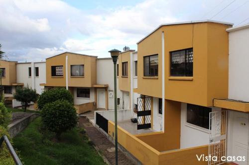 Casa de venta, Dos Hemisferios,sector Pusuqui,a 5 minutos del Condado Shopping $97.000 2353232,0997592747