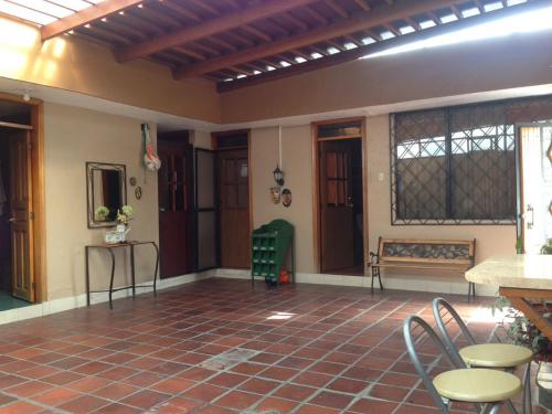 Vendo casa en conjunto 5 dormitorios Sangolquí, Valle de los Chillos