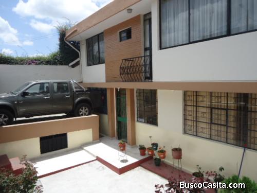 VENDO CASA INDEPENDIENTE RENTERA  477 m2 QUITO NORTE 3 DEPARTAMENTOS 3 PARQUEADEROS BODEGAS TERRAZAS