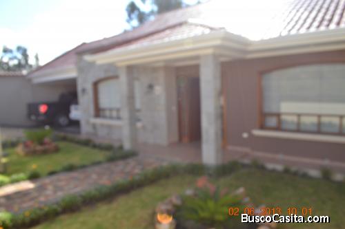 VENDO HERMOSA CASA NUEVA EN CHALLUABAMBA (CUENCA)