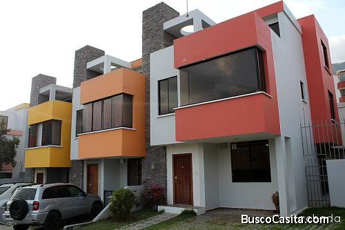 Casa Conjunto Villanueva,sector el Paraíso,Pusuqui,3 pisos,4 dormitorios $115.000 2353232,0997592747