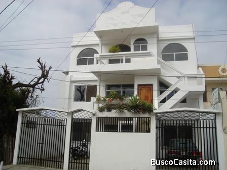 INMOBILIARIA ALARCÓN VENDE HERMOSA CASA EN MANTA CON 3 DEPARTAMENTOS SECTOR UMIÑA