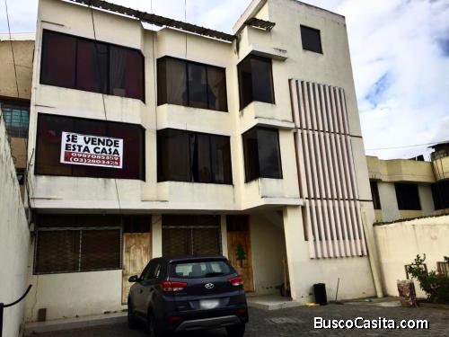 Casa de 3 pisos con un grande garaje y jardin