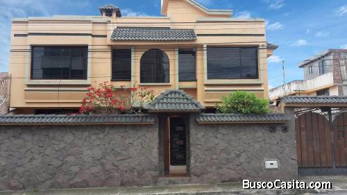 CASA AMPLIA EN LA CDLA ALAMOS 1 EN VENTA - NORTE DE RIOBAMBA