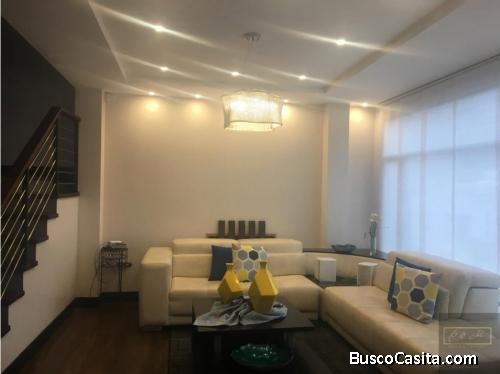 Casa con acabados de lujo, sector residencial de Loja