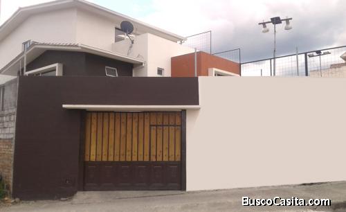 AMPLIA CASA EN CUENCA VIA SININCAY CON AMPLIO TERRENO POSTERIOR