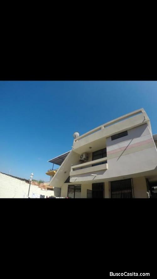 EN MANTA CERCA DE LA UNIVERSIDAD ULEAM SE REMATE CASA RENTERA HERMOSA 