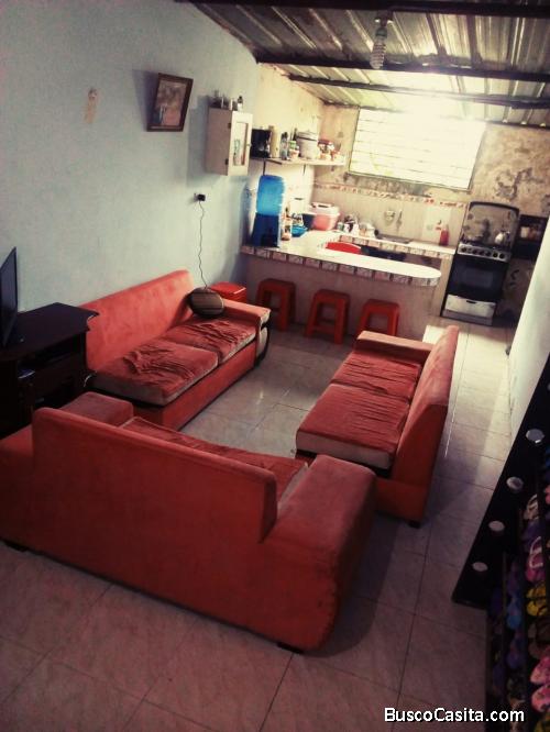 Casa esquinera con garaje y amplias habitaciones y sala de estar