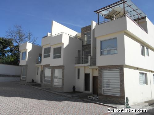 Venta de casa a estrenar, en conjunto de 4 casas, 3 dormitorios, 2 salas, 2 estacionamientos