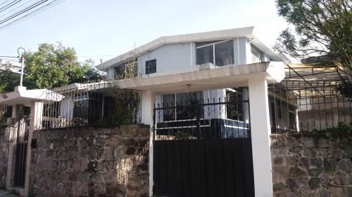 COMERCIAL, SANGOLQUI, Casa 4 alcobas, 2 locales, 2 garages