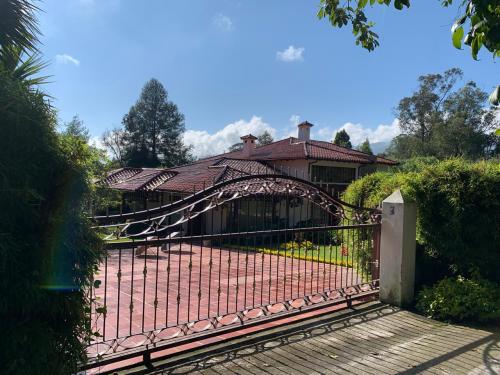 CHILLOS, Vendo linda quinta, con hermosos jardines y amplios espacios verdes  