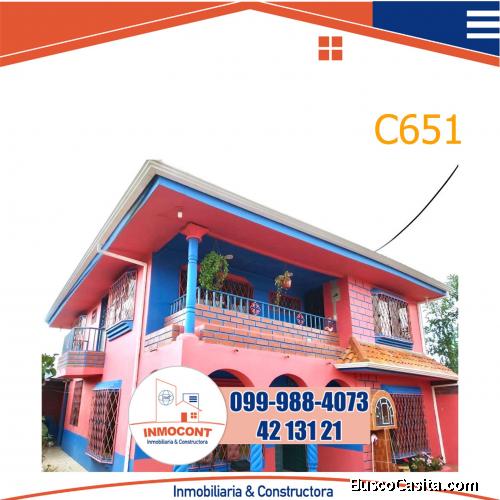 Excelente casa de venta en Ricaurte  Ubicada a media cuadra de la vía principal. 