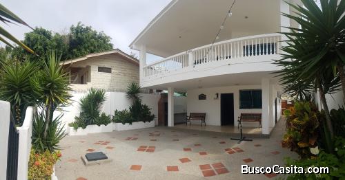 EN VENTA CASA DE DOS PISOS CERCA DE LA PLAYA CON SUITE POSTERIOR. 