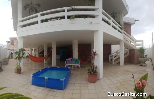 EN VENTA AMPLIA CASA ESQUINERA DE DOS PISOS CERCA DE LA PLAYA, SALINAS