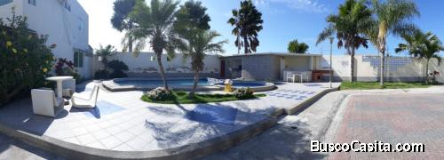 EN VENTA CONFORTABLE CASA DE DOS PISOS EN URBANIZACIÓN CERRADA