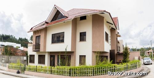 Hermosa casa tres pisos en urbanización privada 