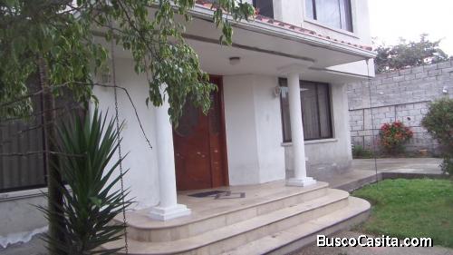 Vendo casa de 210 m2 en Conocoto Sector Colegio La Salle