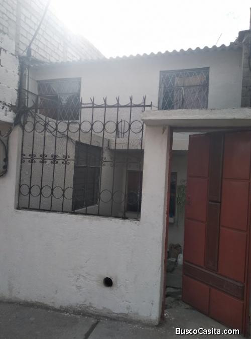Casa en venta (2 pisos) de 95 m2 sector Carapungo en barrio residencial muy solicitado.