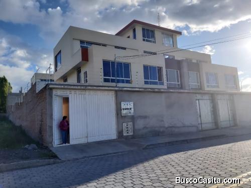 Cuatro casas de conjunto habitacional, con area recreatica garaje y gym