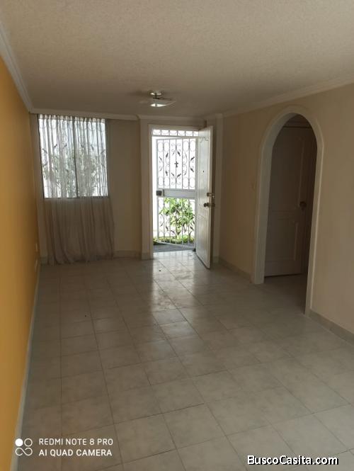VENDO LINDA CASA SECTOR CALDERON EN COJUNTO CERRADO