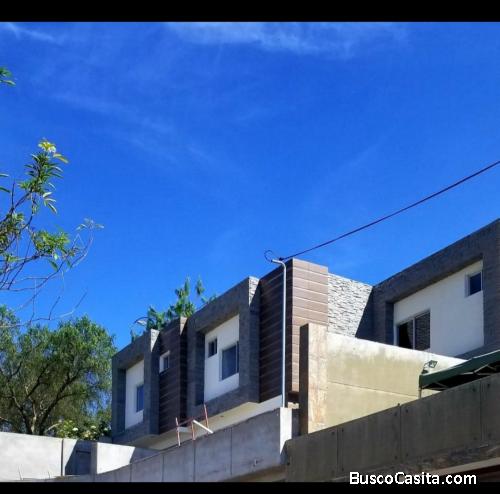 Hermosa casa dentro de Urbanización sector Las Carretas