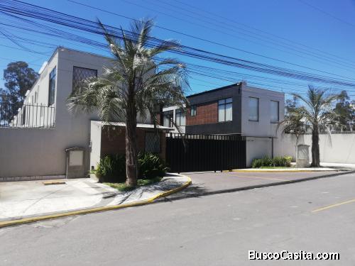 SE VENDE CASA EN CONOCOTO VALLE DE LOS CHILLOS
