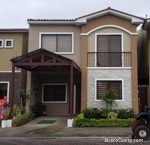 CASA EN URBANIZACION OROCITY ETAPA 1 MACHALA VENDE DUEÑA