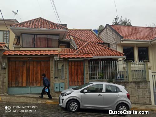 Se vende una hermosa casa de 2 pisos y con espacio verde, a 3 cuadras del parque central.