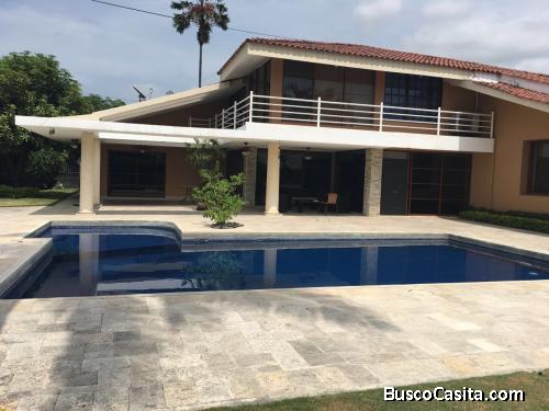 VENTA DE HERMOSA CASA VIA SAMBORONDÓN KM 2.2 CON VISTA AL LAGO 