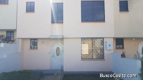 VENDO CASA DENTRO CONJUNTO HABITACIONAL