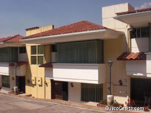 Casa de dos plantas en conjunto habitacional al norte de Quito