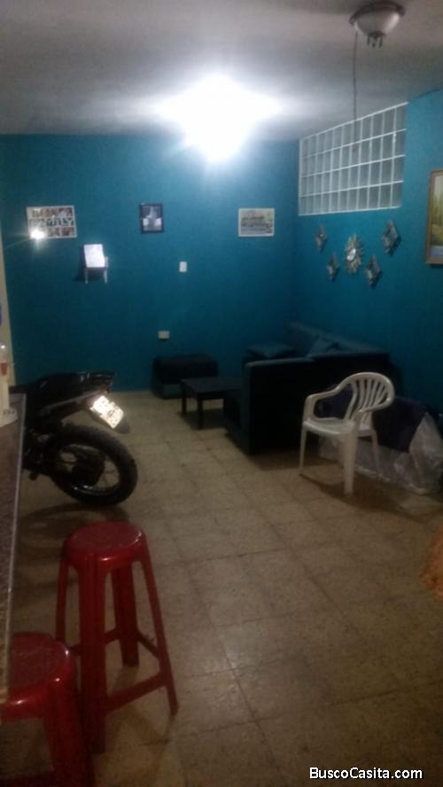 Se vende casa de 3 pisos cerca del terminal terrestre y aeropuerto