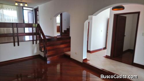 CASA EN VENTA URB. LA COLINA 